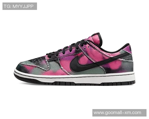 耐克足球明星蝎斗展现超凡技艺引领球场风潮