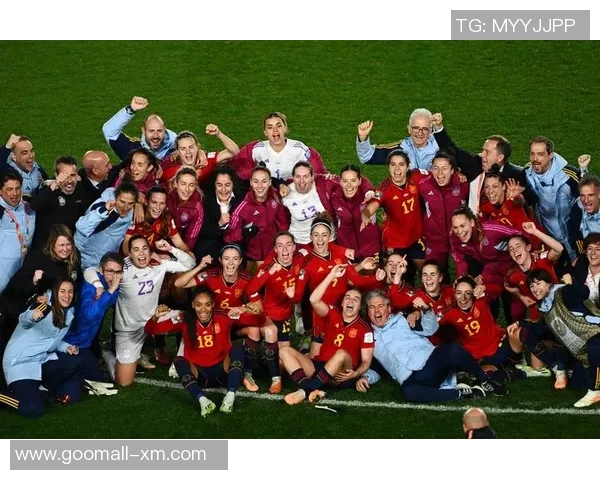 英格兰15号足球明星的辉煌历程与场上表现分析 英格兰15号足球明星的辉煌历程与场上表现分析